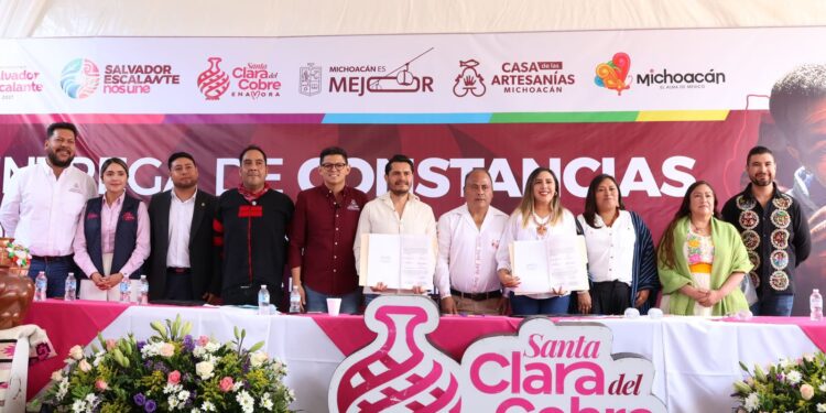 Casart entrega certificaciones de calidad y origen a personas artesanas de Santa Clara del Cobre